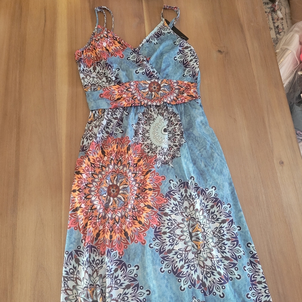 Ouges dress nwt Womens blue floral size small